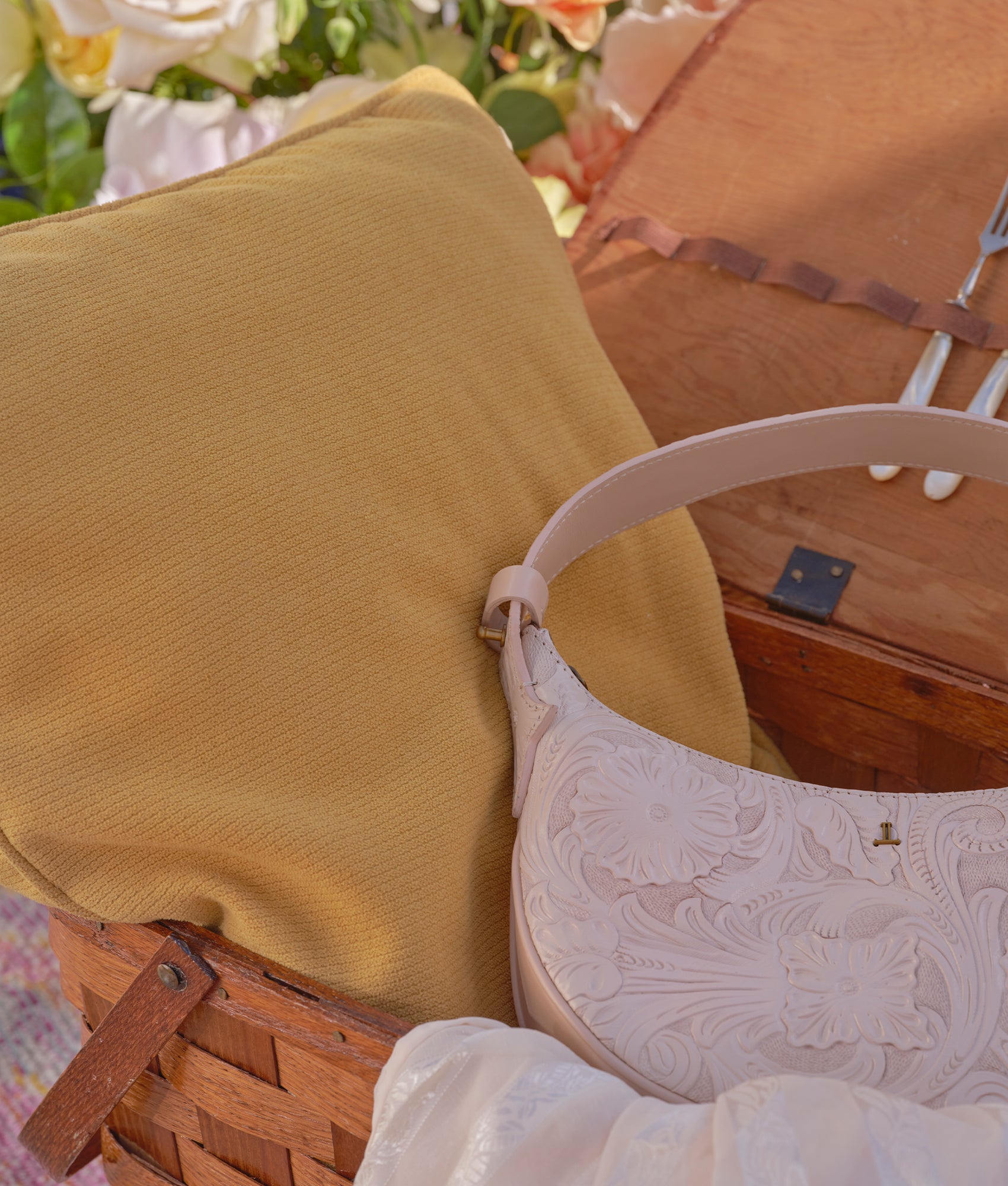 Intagliare Saddle Bag :: Blush - Image 2